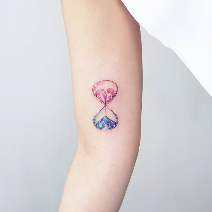 Delicate hourglass tattoo by Tattooist Ida